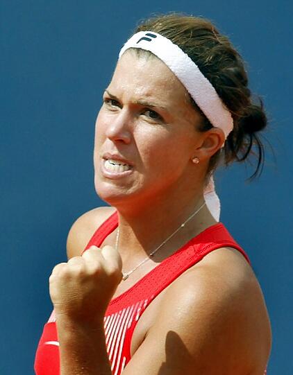 Jennifer Capriati (37) - Die Amerikanerin galt als Wunderkind des Tennissports. Mit 13 spielte sie bereits die ersten Profiturniere, sie gewann die French Open (2001) und die Australian Open (2001, 2002). Doch die ehemalige Weltranglisten-Erste stürzte sportlich ab, sie wurde beim Ladendiebstahl erwischt, es folgten Drogeneskapaden und Festnahmen. Jetzt steht eine Gerichtsverhandlung an, sie wird in Palm Beach wegen Körperverletzung und Stalking angeklagt. 
Capriati soll ihren Ex-Freund geschlagen und mit 300 SMS am Tag terrorisiert haben.