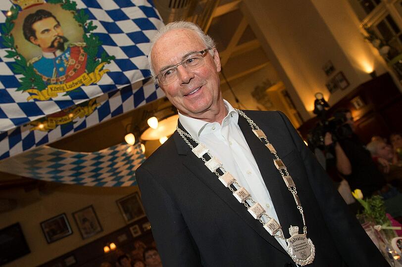 Kaiser" Franz Beckenbauer steht im Fürstlichen Brauhaus Thurn und Taxis in Regensburg mit der Salvator-Traditionskette.