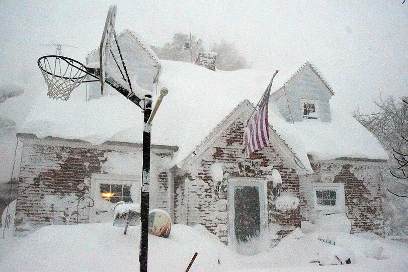 Nichts geht mehr im Bundesstaat New York: Mit ganzer Kraft kämpfen die Bewohner gegen die Schneemassen, die am Mittwoch fast den ganzen Staat unter sich begruben.