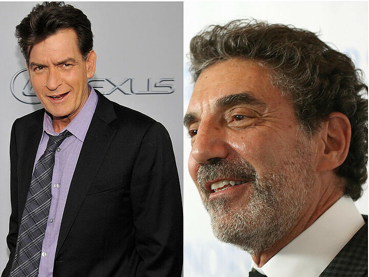 Charlie Sheen (l.) und Chuck Lorre sollten sich so schnell vermutlich nicht über den Weg laufen