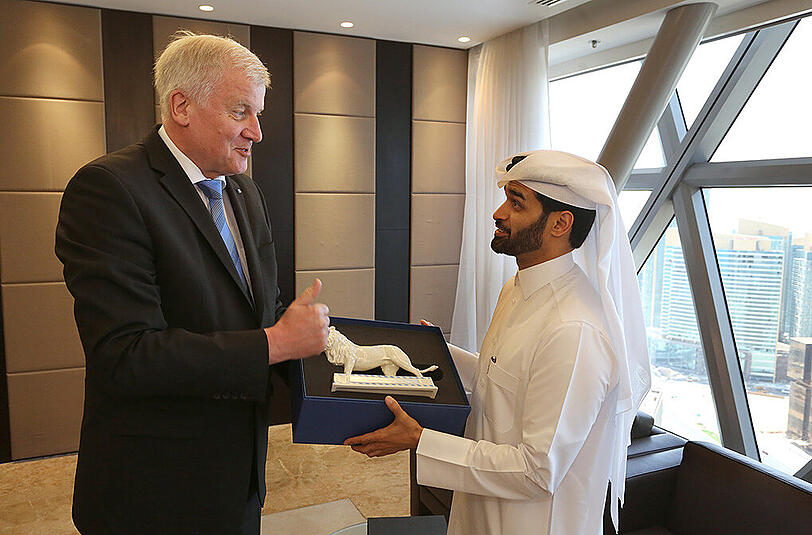 Horst Seehofer (CSU) überreicht in Doha (Katar) Hassan Al-Thawadi, dem Generalsekretär eines einem WM-Organisationskomitees, ein Abschiedsgeschenk.