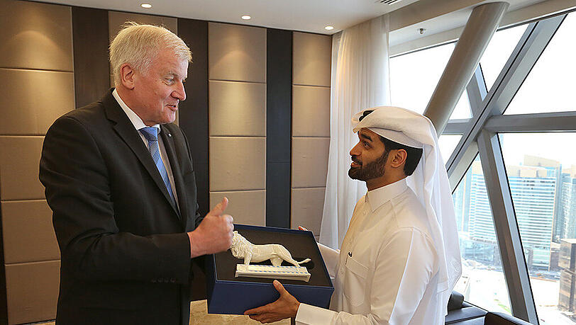 Horst Seehofer (CSU) überreicht in Doha (Katar) Hassan Al-Thawadi, dem Generalsekretär eines einem WM-Organisationskomitees, ein Abschiedsgeschenk. Horst Seehofer (CSU) überreicht in Doha (Katar) Hassan Al-Thawadi, dem Generalsekretär eines einem WM-Organisationskomitees, ein Abschiedsgeschenk.