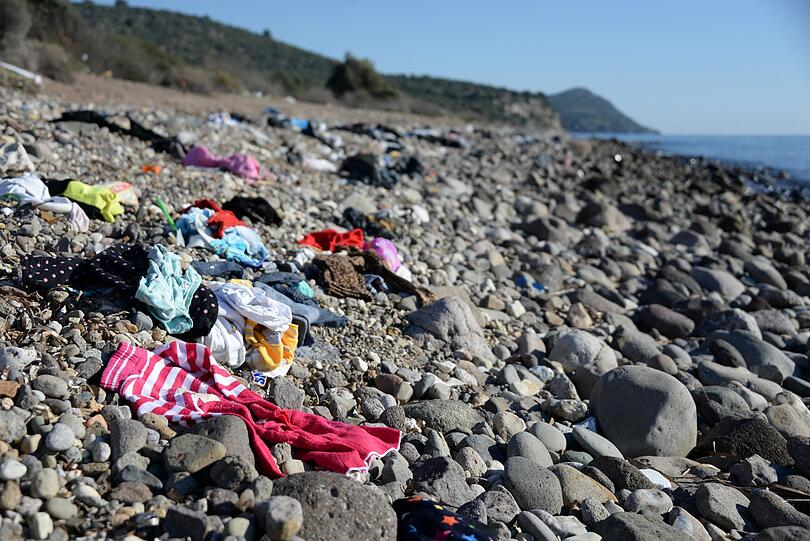 Kleidungsstücke am Strand, die vermutlich von Flüchtlingen hinterlassen wurden, die mit einem Boot von der Türkei zur griechischen Insel Lesbos gefahren sind.