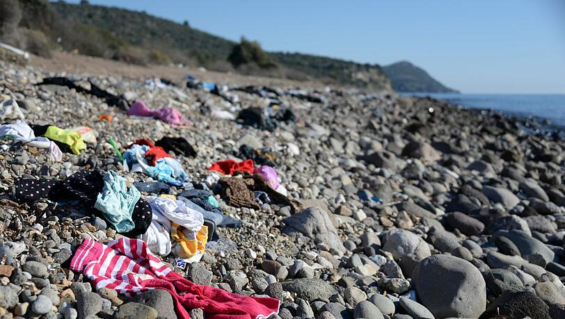 Kleidungsstücke am Strand, die vermutlich von Flüchtlingen hinterlassen wurden, die mit einem Boot von der Türkei zur griechischen Insel Lesbos gefahren sind. Kleidungsstücke am Strand, die vermutlich von Flüchtlingen hinterlassen wurden, die mit einem Boot von der Türkei zur griechischen Insel Lesbos gefahren sind.