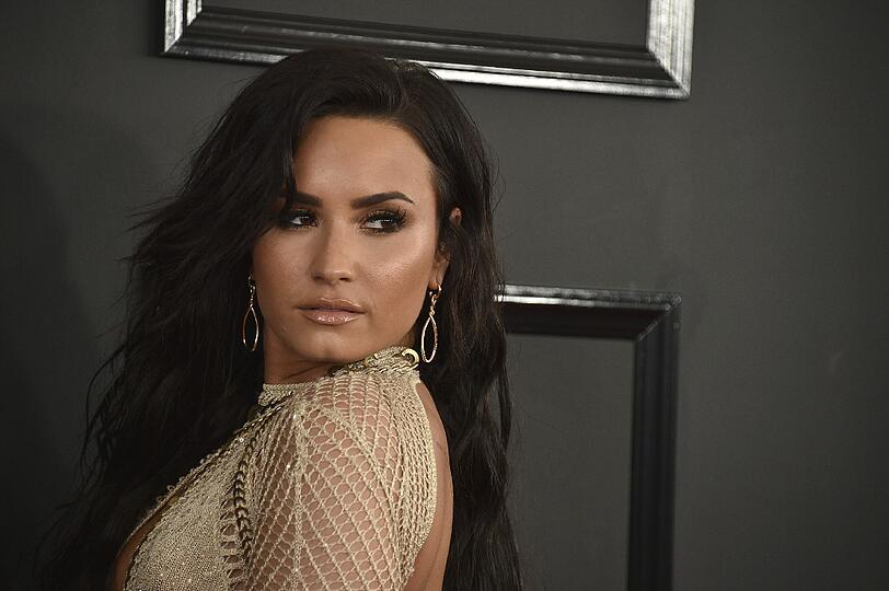 Demi Lovato (24) ist seit fünf Jahren trocken. Auf Instagram schreibt sie: "Ich war so oft kurz vor einem Rückfall und betete zu Gott, er möge mich von meiner Sucht befreien. Ich bin so stolz auf mich selbst, aber ich hätte es nicht ohne diese höhere Kraft (Gott), meine Familie, Freunde und alle, die hinter mir stehen, geschafft."