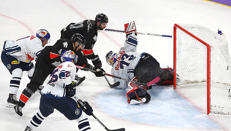 Der Nürnberger Philippe Dupuis (hinten Mitte) erzielt in der Verlängerung den Treffer zum 2:1 gegen den EHC München. Der Nürnberger Philippe Dupuis (hinten Mitte) erzielt in der Verlängerung den Treffer zum 2:1 gegen den EHC München.