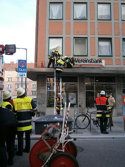 Einsatz am Sonntagabend: Die Leuchtreklame an diesem Haus in der Sendlinger Straße hat gebrannt.