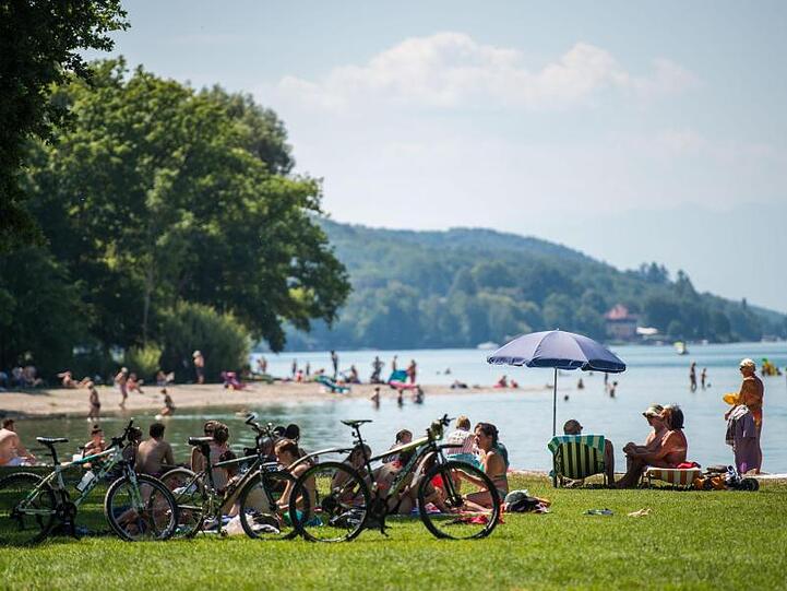 Badegäste am Starnberger See: Im bundesweit wohlhabendsten Landkreis Starnberg war das durchschnittlich verfügbare Pro-Kopf-Einkommen der Privathaushalte zuletzt mehr als doppelt so hoch wie in Gelsenkirchen.