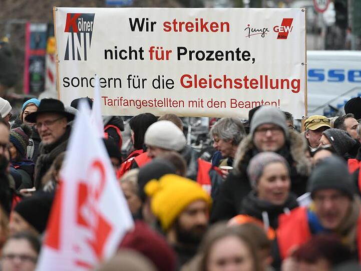 Angestellte Lehrer fordern bei einer Kundgebung in Köln die Gleichstellung mit Beamten.