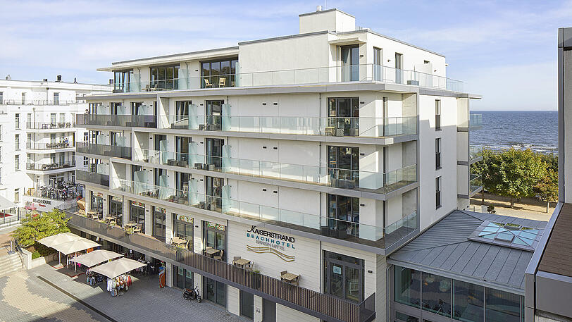Das Fünfsterne-SEETELHOTEL Ahlbecker Hof direkt an der historischen Strandpromenade.