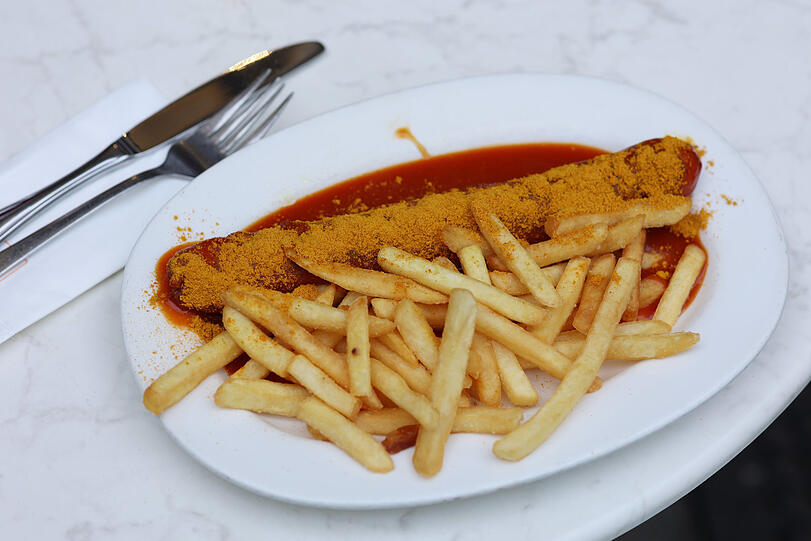 Fast direkt an der Frauenkirche wird im "Pausenhof am Dom" für 5,90 Euro eine respektable Currywurst kredenzt...