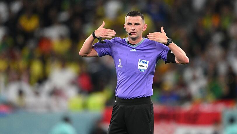 Schiedsrichter Michael Oliver.