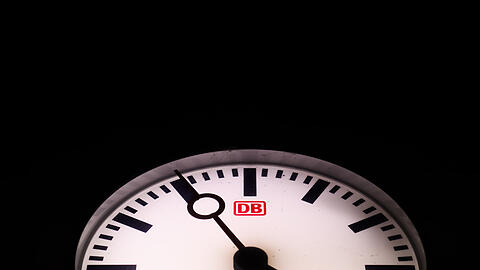 Die Zeit, die Zeit: Wer wie lange arbeiten soll, darüber streitet sich die Politik.
