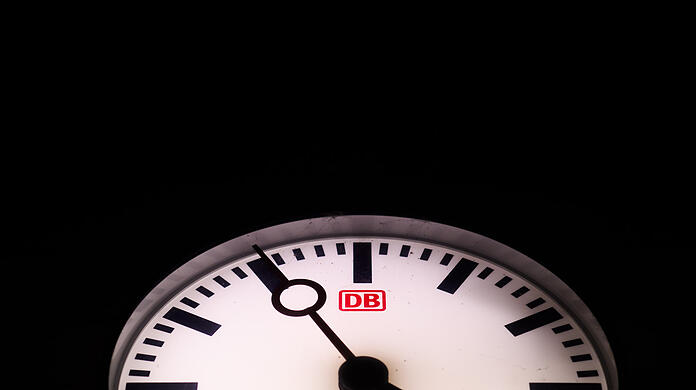 Die Zeit, die Zeit: Wer wie lange arbeiten soll, darüber streitet sich die Politik.