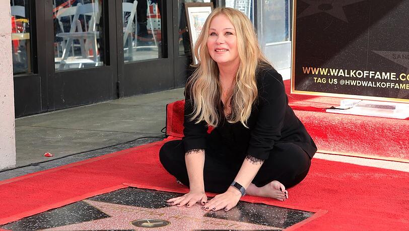 Christina Applegate im Jahr 2022 mit ihrem Stern auf dem Hollywood Walk of Fame.