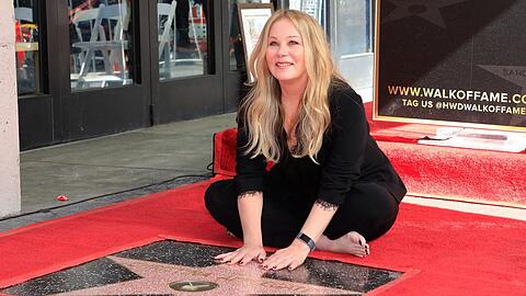 Christina Applegate im Jahr 2022 mit ihrem Stern auf dem Hollywood Walk of Fame.