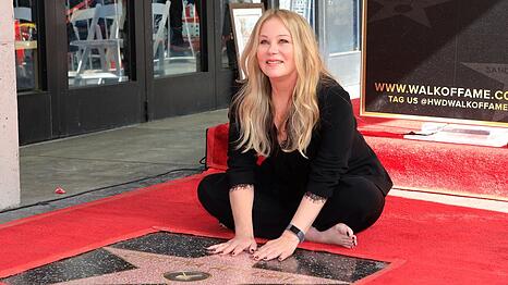 Christina Applegate im Jahr 2022 mit ihrem Stern auf dem Hollywood Walk of Fame.