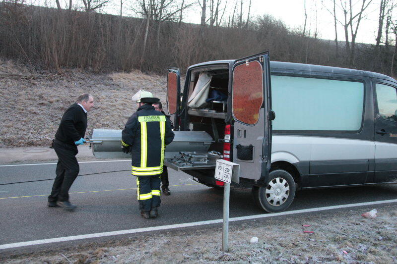 Schwerer Unfall im Kreis Erding: Ein junger Autofahrer stirbt. Die Bilder von der Unglücksstelle.
