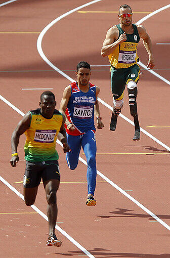 Der &bdquo;Blade Runner&ldquo; aus Südafrika nahm im Vorlauf über 400 m als erster doppelt unterschenkelamputierter Läufer an einem olympischen Wettbewerb teil. Im fast ausverkauften Olympiastadion belegte Oscar Pistorius in  den zweiten Rang und zog souverän ins Halbfinale ein.