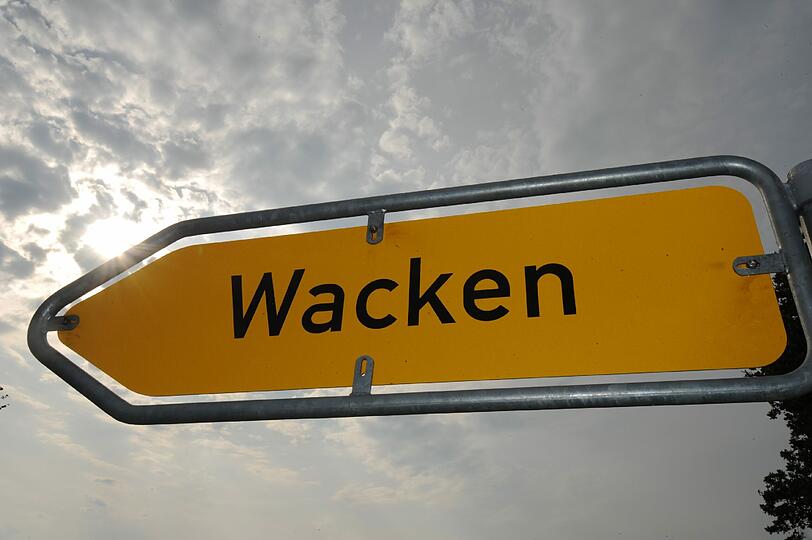Wet T-Shirts, wilde Rocker, schräge Outfits: So verrückt war das Wacken-Festival 2011. wir zeigen die besten Bilder. EInfach weiterklicken!