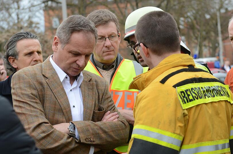 Der baden-württembergische Innenminister Reinhold Gall (SPD, vorn links) lässt sich am Unglücksort informieren.