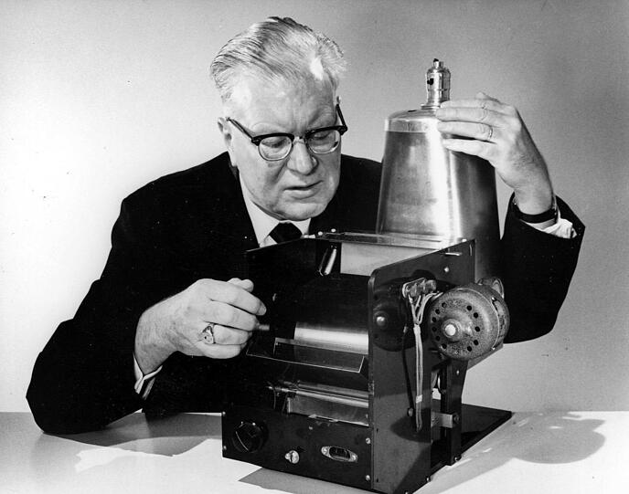 Chester Carlson und sein Kopierer: Auf der ersten Kopie stand das Datum der geglückten Erfindung. Foto: dpa