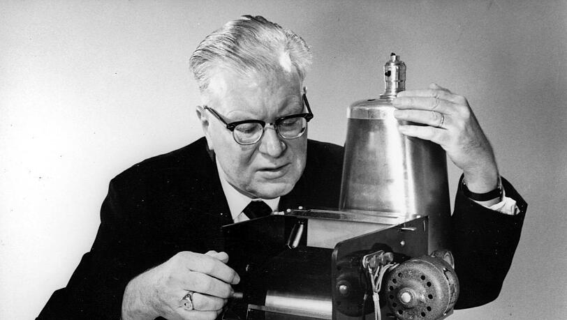 Chester Carlson und sein Kopierer: Auf der ersten Kopie stand das Datum der geglückten Erfindung. Foto: dpa Chester Carlson und sein Kopierer: Auf der ersten Kopie stand das Datum der geglückten Erfindung. Foto: dpa
