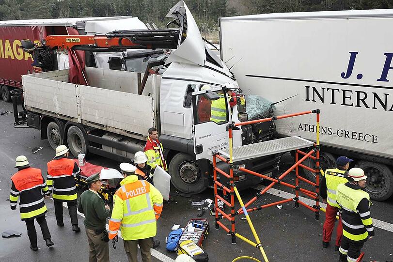 Die Führerkabine ist vollkommen zerstört: Der Fahrer des Lkw musste aus dem Wrack herausgeschnitten werden.