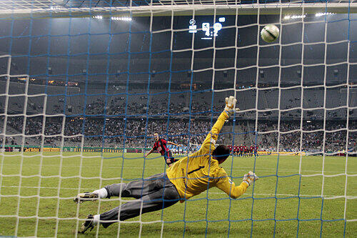 23.09.09: Elfer-Krimi im DFB-Pokal: Die Löwen mit Keeper Gabor Kiraly schmeißen die Hertha aus Berlin raus.