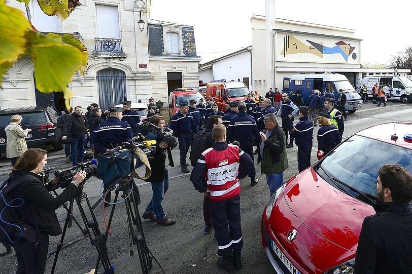 Der französische Premier Manuel Valls besuchte am Freitagnachmittag die Unfallstelle - die Zahl der Toten stieg nach dem Unglück auf 43.