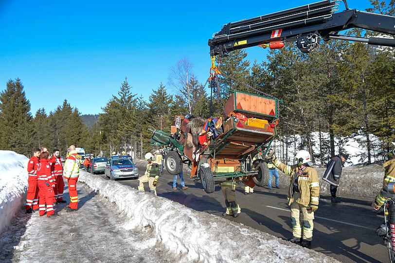 Bei einem Unfall mit einer Kutsche auf der Leutascher Straße in Reith bei Seefeld wurden vier Menschen verletzt. Die Bilder vom Unfallort.