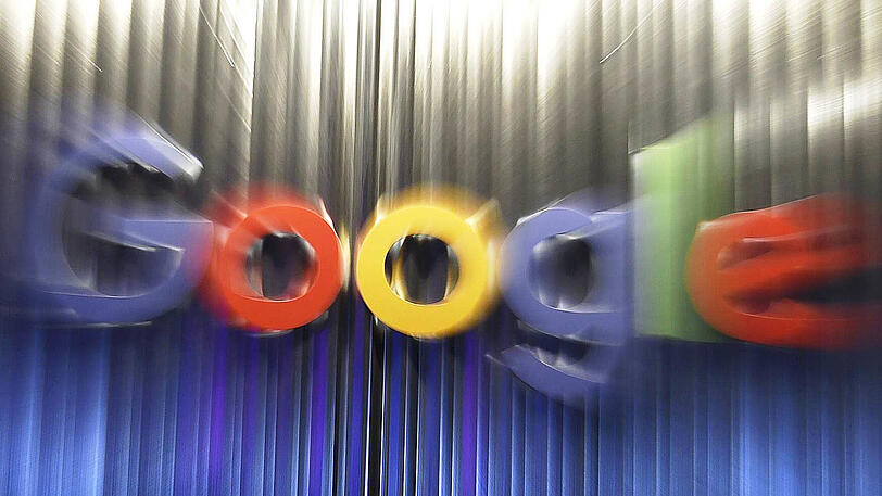 Google &ndash; Google weiß alles, heißt es immer wieder. Dass das von Anfang an das erklärte Ziel der Freunde Larry Page und Sergey Brin war, offenbart der Markenname: Google ist eine Verballhornung des Wortes Googol, das die Zahl 10 hoch 100, also eine Eins mit 100 Nullen beschreibt. Denn mindestens so viele Internet-Seiten sollte der Google-Bot indizieren.