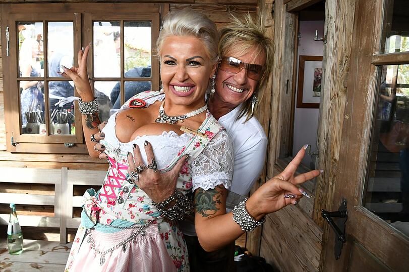 Trash pur bei der Pro7-Sat1-Wiesn im Käfer: Bert Wollersheim und seine Ginger.