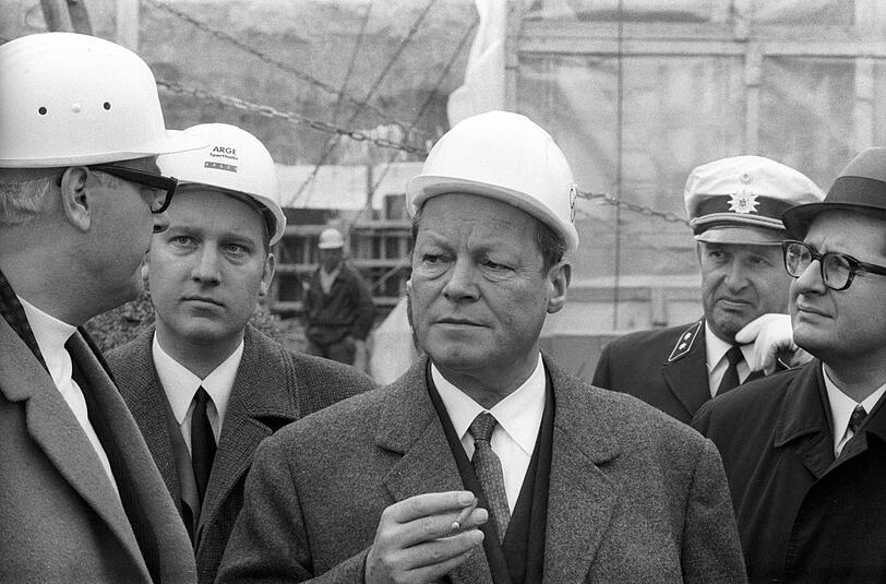 Willy Brandt bei einem seiner München-Besuche 1970 auf der Olympia-Baustelle auf dem Oberwiesenfeld.