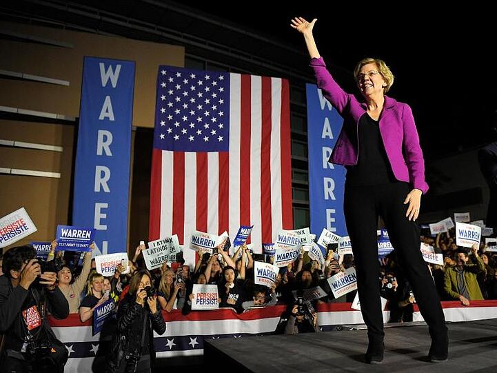 Elizabeth Warren, demokratische Bewerberin um die Präsidentschaftskandidatur, winkt bei einer Wahlkampfveranstaltung im Monterey Park.