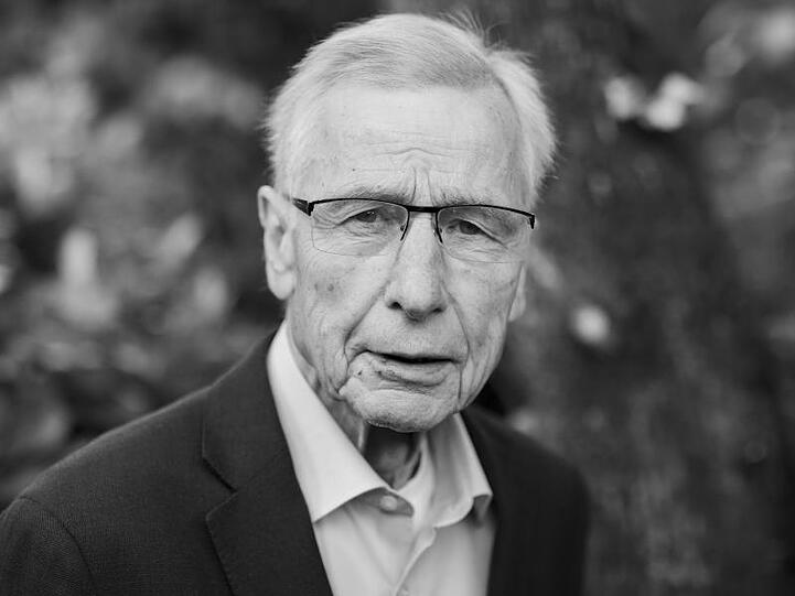 Wolfgang Clement, ehemaliger Bundesminister für Wirtschaft und Arbeit und ehemaliger Ministerpräsident von Nordrhein-Westfalen, wurde 80 Jahre alt. Er starb am 27. September.