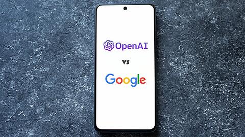 OpenAI und Google sind derzeit die größten Widersacher am Markt der Chatbots und Künstlichen Intelligenz.
