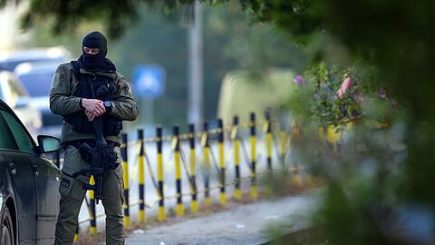 Ein Polizeibeamter steht neben dem Schauplatz eines Anschlags in dem Dorf Dubona, etwa 50 Kilometer südöstlich von Belgrad, Wache.
