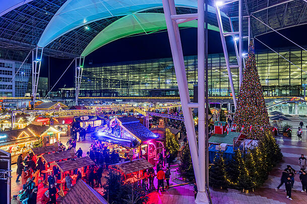 Eine Besonderheit am Flughafen: Der Weihnachtsmarkt ist zwar im Freien, aber überdacht.