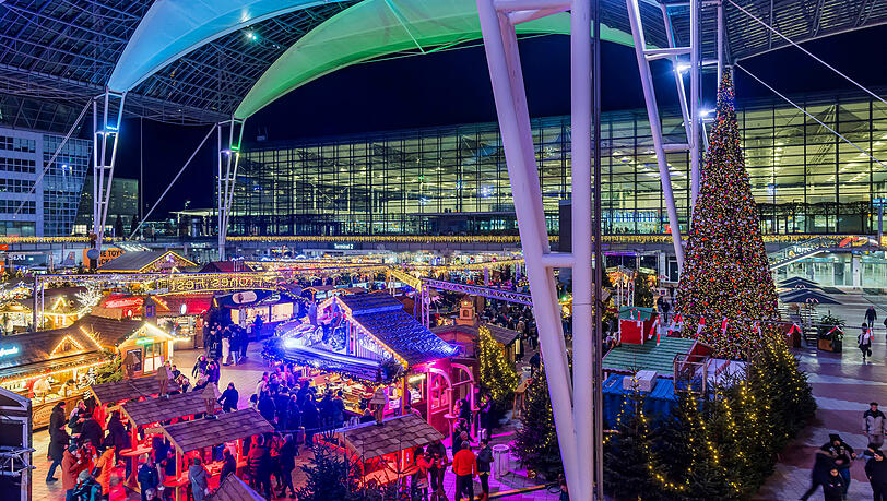 Eine Besonderheit am Flughafen: Der Weihnachtsmarkt ist zwar im Freien, aber überdacht. Eine Besonderheit am Flughafen: Der Weihnachtsmarkt ist zwar im Freien, aber überdacht.