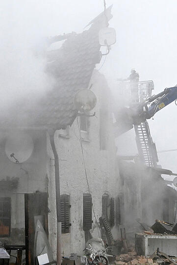 Im dichten Nebel k&auml;mpften am Mittwoch etwa 200 Einsatzkr&auml;fte von etwa 15 Feuerwehren gegen ein verheerendes Feuer auf einem Ein&ouml;dhof nahe dem Landhotel Hallnberg s&uuml;dlich von Walpertskirchen im Landkreis Erding.