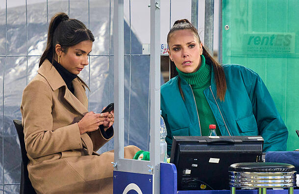 Lea Wagner und Esther Sedlaczek stehen für die ARD als Sportmoderatorinnen vor der Kamera. Sedlaczek hat drei Kinder und weiß, wie sich Beruf und Familie vereinbaren lassen. Lea Wagner und Esther Sedlaczek stehen für die ARD als Sportmoderatorinnen vor der Kamera. Sedlaczek hat drei Kinder und weiß, wie sich Beruf und Familie vereinbaren lassen.
