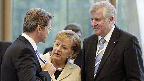 Schmieden am schwarz-gelben Bündnis: FDP-Chef Guido Westerwelle, Bundeskanzlerin Angela Merkel und CSU-Chef Horst Seehofer. Schmieden am schwarz-gelben Bündnis: FDP-Chef Guido Westerwelle, Bundeskanzlerin Angela Merkel und CSU-Chef Horst Seehofer.