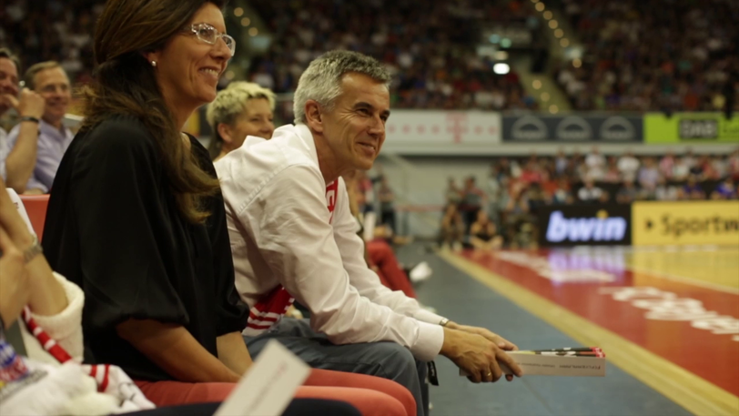Irre Aktion beim Bayern-Basketball: Im Fanblock tauchen plötzlich große Uli-Hoeneß-Köpfe auf. Die Bilder von der Aktion.