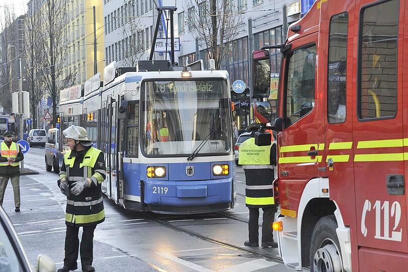 Feuerwehr sichert den Unfallort ab: In der Paul-Heyse-Straße ist ein Taxi gegen eine Tram geprallt.
