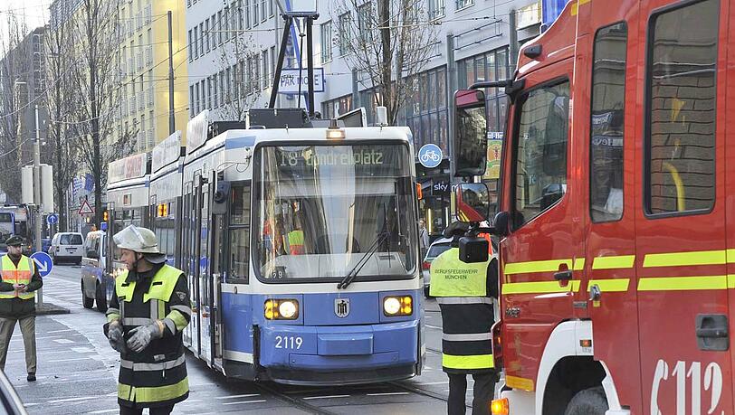 Feuerwehr sichert den Unfallort ab: In der Paul-Heyse-Straße ist ein Taxi gegen eine Tram geprallt. Feuerwehr sichert den Unfallort ab: In der Paul-Heyse-Straße ist ein Taxi gegen eine Tram geprallt.