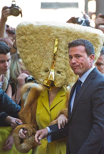 Lady Gaga in Berlin: Die irre Straps-Party mit Schnurrbart. So feiert die Pop-Diva mit Promis...