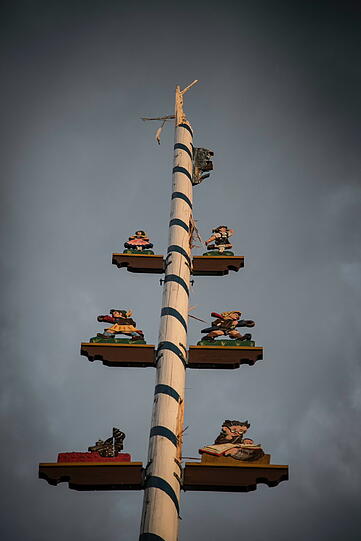 Der Blitz hat den Maibaum völlig zerstört. Die Bilder vom Feuerwehreinsatz in Otting.