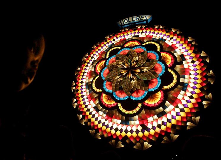 Ein philippinisches Mädchen steht vor einer riesigen Laterne während dem alljährlichen "Großen Laternen-Festival" in der Stadt San Fernando, nördlich von Manila. Die Philippinen gelten als das Land, wo die Weihnachtssaison am längsten dauert.