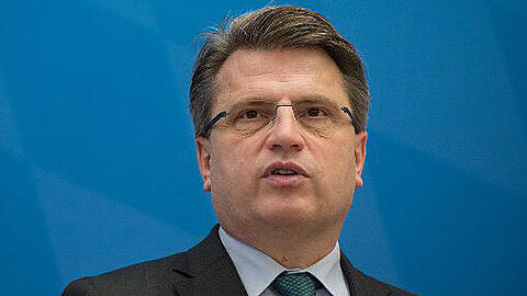 Der 51-Jährige sitzt für die CSU im Landtag und ist seit 2013 Justizminister in Bayern.